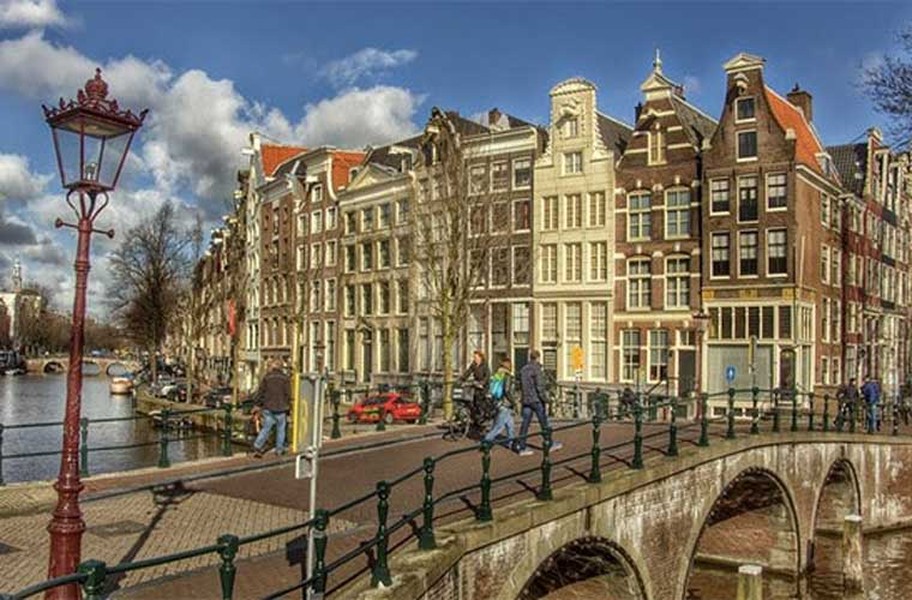 Tới  du lịch ở thành phố Amsterdam, Hà Lan, bạn đừng đi bộ trên những vỉa hè kẻ sơn màu đỏ vì đó là đường dành cho xe đạp.